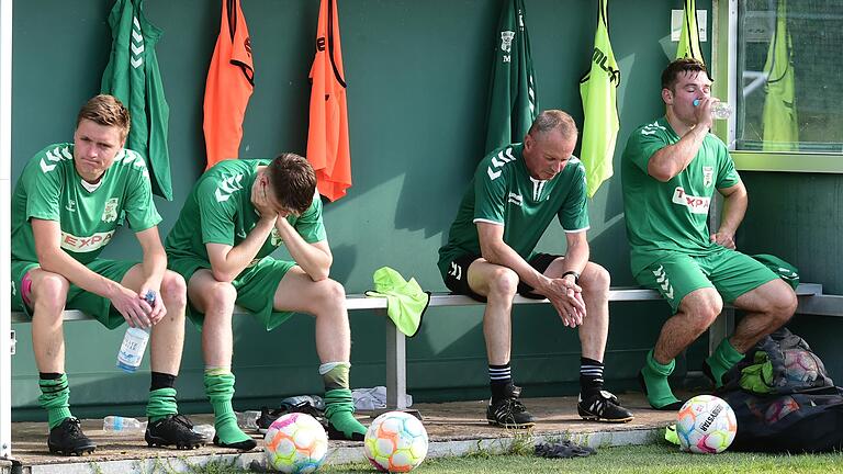 2:0 gewonnen und dennoch abgestiegen: Völlig niedergeschlagen waren die Spieler und Verantwortlichen des TSV Großbardorf, nachdem der Abstieg aus der Bayernliga feststand.