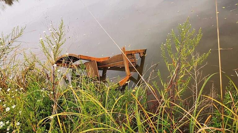 Unbekannte haben in Prichsenstadt sogar Sitzgarnituren in den See geworfen. Unbekannte haben in Prichsenstadt sogar Sitzgarnituren in den See geworfen.