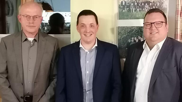 Manuel Merkle (Mitte) ist neuer Ortsvorsitzender, ihm zur Seite stehen Bernd Schuler (stellvertretender Ortsvorsitzender, links) und Hofheims Bürgermeister Alexander Bergmann.