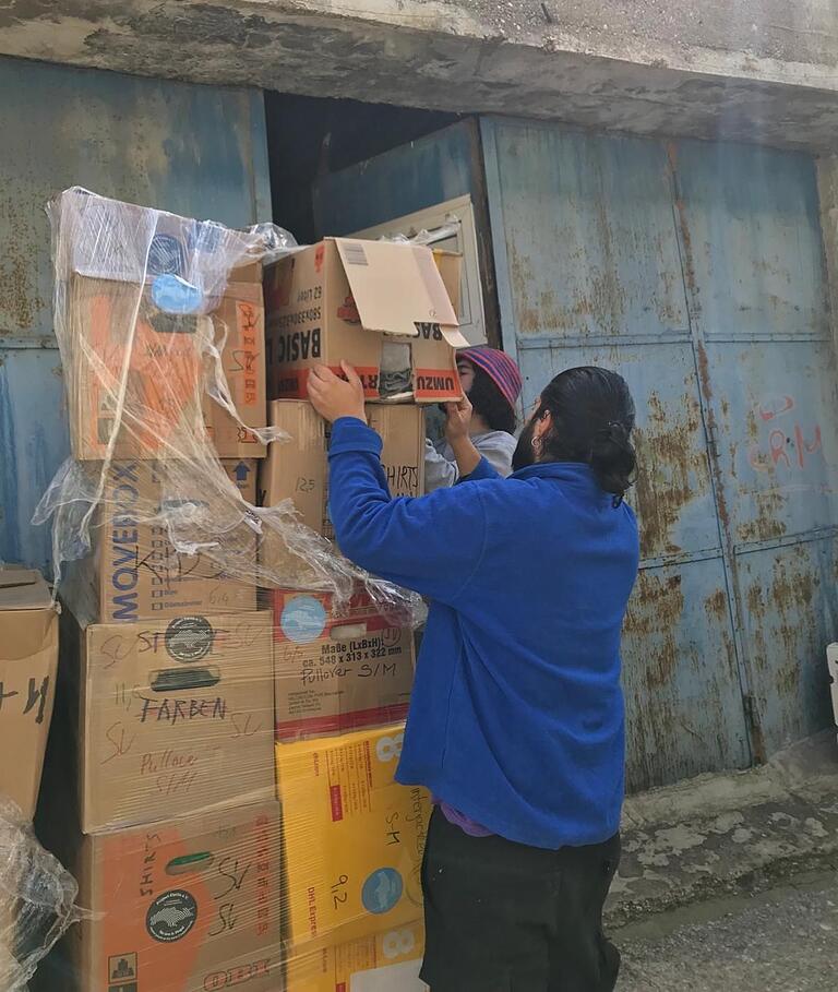 Ankunft der Sachspenden auf der griechischen Insel Samos. Ankunft der Sachspenden auf der griechischen Insel Samos.