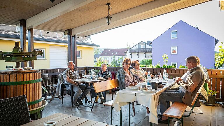 Bei schönem Wetter kann man im Weingut Breunig in Eibelstadt auch draußen sitzen. Bei schönem Wetter kann man im Weingut Breunig in Eibelstadt auch draußen sitzen.