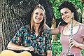Claudia Roch (Gitarre) und Mara De Luca (Flöte) spielen in Brückenau.       -  Claudia Roch (Gitarre) und Mara De Luca (Flöte) spielen in Brückenau.