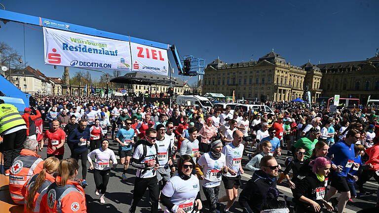 35. Residenzlauf       -  Zahlreiche Menschen nehmen am Sonntag (06.04.25) beim 35. Residenzlauf in Würzburg am Fit-and-Fun-Lauf teil. Mehr als 8500 Läuferinnen und Läufer gehen am Sonntag an den Start, darunter fast 5000 Kinder und Jugendliche.