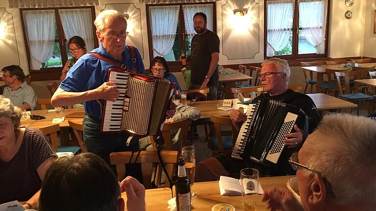 Ein gelungenes Wirtshaussingen des Wandervereins Schollbrunn erlebte die Wandergruppe am Samstagabend. Ein gelungenes Wirtshaussingen des Wandervereins Schollbrunn erlebte die Wandergruppe am Samstagabend.
