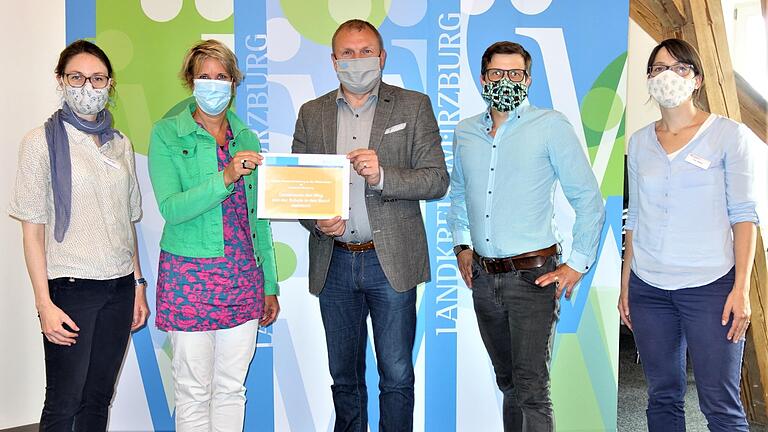 Als Kooperationspartner des Landkreises Würzburg in Sachen vertiefte Berufsorientierung stellten sich HWK-Service GmbH Geschäftsführerin Daniela Fritz (Zweite von links) und Geschäftsbereichsleiter Bastian Münchmeyer (Zweiter von rechts) bei Landrat Thomas Eberth (Mitte), Geschäftsbereichsleiterin für Jugend, Soziales und Gesundheit am Landratsamt, Miriam Meder (rechts) und Bildungskoordinatorin Jana Hölz (links) vor. Als Kooperationspartner des Landkreises Würzburg in Sachen vertiefte Berufsorientierung stellten sich HWK-Service GmbH Geschäftsführerin Daniela Fritz (Zweite von links) und Geschäftsbereichsleiter Bastian Münchmeyer (Zweiter von rechts) bei Landrat Thomas Eberth (Mitte), Geschäftsbereichsleiterin für Jugend, Soziales und Gesundheit am Landratsamt, Miriam Meder (rechts) und Bildungskoordinatorin Jana Hölz (links) vor.