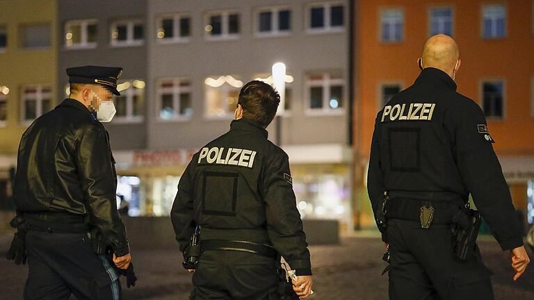 Die Polizei ist verpflichtet, die Einhaltung der Corona-Beschränkungen zu kontrollieren. Im Bild Beamte bei einer nächtlichen Kontrolle in Schweinfurt. Die Polizei ist verpflichtet, die Einhaltung der Corona-Beschränkungen zu kontrollieren. Im Bild Beamte bei einer nächtlichen Kontrolle in Schweinfurt. 