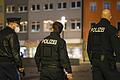 Die Polizei ist verpflichtet, die Einhaltung der Corona-Beschränkungen zu kontrollieren. Im Bild Beamte bei einer nächtlichen Kontrolle in Schweinfurt.&nbsp;
