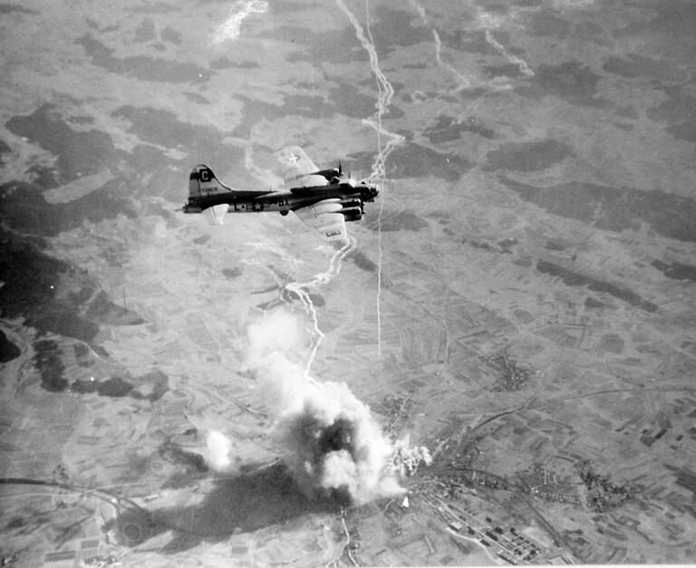 Flugzeuge der US-Air-Force bombardieren Kitzingen (Februar 1945). Flugzeuge der US-Air-Force bombardieren Kitzingen (Februar 1945).
