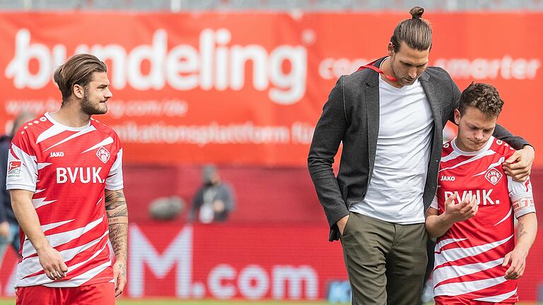 Der scheidende Torhüter Fabian Giefer (Mitte) musste nach dem Abpfiff seine Kameraden Dominik Baumann (links) und Patrick Sontheimer trösten. Der scheidende Torhüter Fabian Giefer (Mitte) musste nach dem Abpfiff seine Kameraden Dominik Baumann (links) und Patrick Sontheimer trösten.