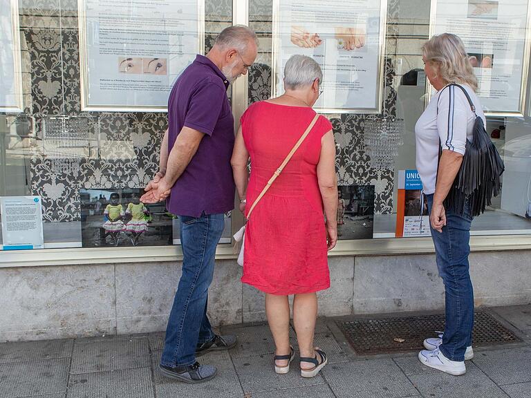 Gemeinsam von Schaufenster zu Schaufenster bummeln – bis zum Martini-Markt ist das noch möglich. Gemeinsam von Schaufenster zu Schaufenster bummeln – bis zum Martini-Markt ist das noch möglich.