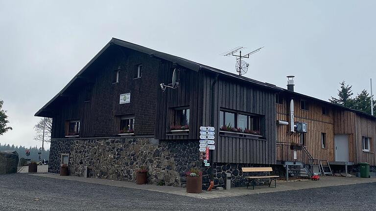 Für Junggesellenabschiede bleibt die Kissinger Hütte in der Rhön künftig verschlossen. Für Junggesellenabschiede bleibt die Kissinger Hütte in der Rhön künftig verschlossen.