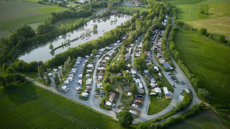 Das Naturcamp Thulba mit dem WakePark nebenan. Das Naturcamp Thulba mit dem WakePark nebenan.