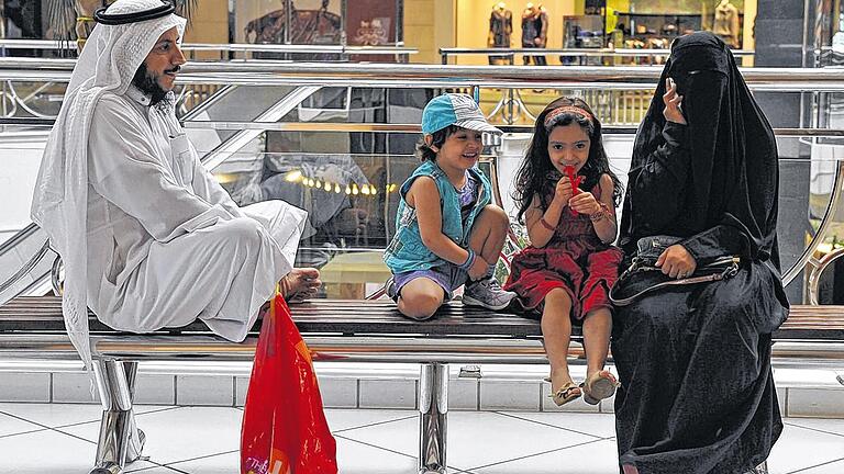 Unter dem Schleier: Frauen müssen in Saudi-Arabien in der Öffentlichkeit einen Schleier und Umhang tragen. Unter dem Schleier: Frauen müssen in Saudi-Arabien in der Öffentlichkeit einen Schleier und Umhang tragen.