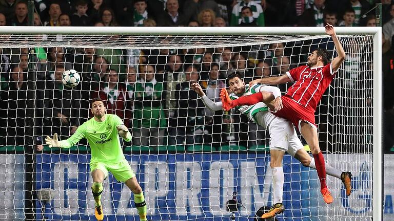 Kopfball - Bayerns Javi Martinez (r) köpft zum 2:1 für den deutschen Rekordmeister ein. Kopfball - Bayerns Javi Martinez (r) köpft zum 2:1 für den deutschen Rekordmeister ein.