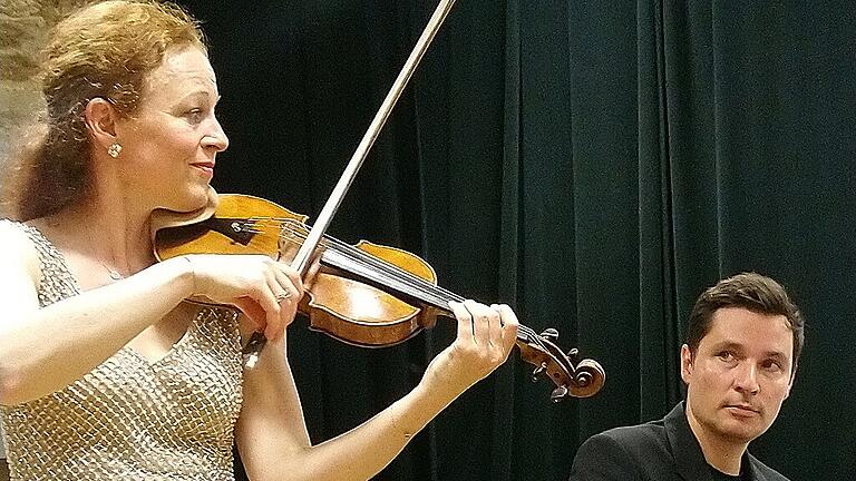 Carolin Widmann und Simon Lepper zeigten ihr Können beim Auftakt der Meisterkonzertsaison im Schüttbau in Rügheim.