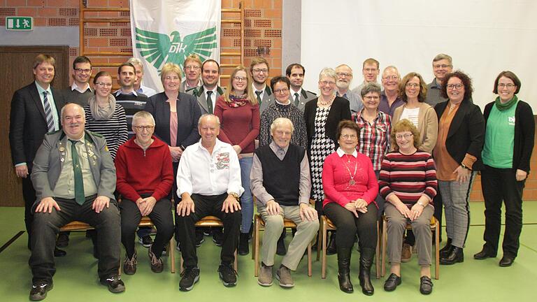 Bürgermeister Georg Neubauer (links) gratulierte langjährigen Mitgliedern der DJK Tiefenhal sowie erfolgreichen Sportschützen ebenso wie Pfarrer Matthias Wolpert (rechts) und das Vorsitzenden-Trio Patricia Lannig, Michaela Weißkopf-Seitz und Christine Lang-Müller. Bürgermeister Georg Neubauer (links) gratulierte langjährigen Mitgliedern der DJK Tiefenhal sowie erfolgreichen Sportschützen ebenso wie Pfarrer Matthias Wolpert (rechts) und das Vorsitzenden-Trio Patricia Lannig, Michaela Weißkopf-Seitz und Christine Lang-Müller.