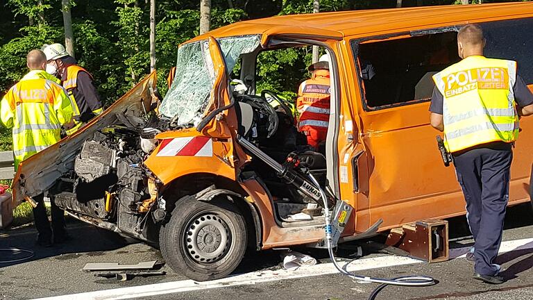Bei einem schweren Verkehrsunfall auf der A3 zwischen dem Kreuz Biebelried und der Anschlussstelle Schwarzach sind am Montag zwei Personen schwer verletzt worden.