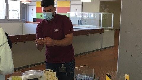 Ein Auszubildender bei der Vorstellung der Berufsfelder. Ein Auszubildender bei der Vorstellung der Berufsfelder.
