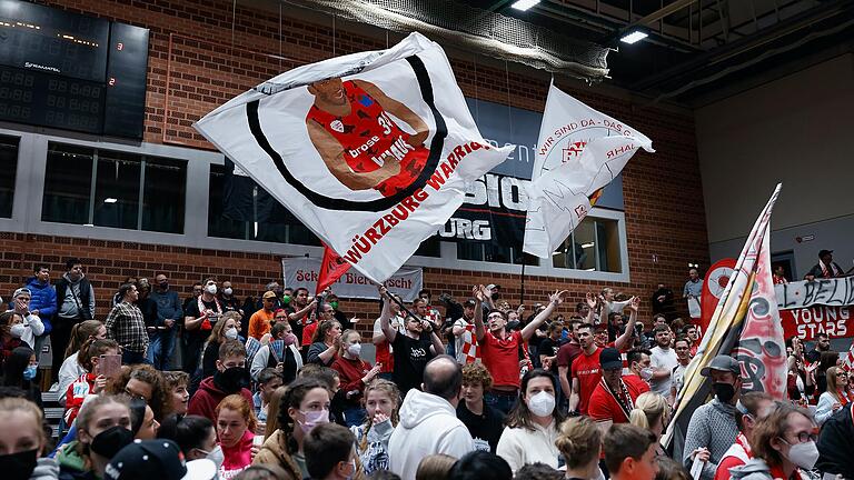 Würzburgs Fans können wohl auch im kommenden Jahr ihrer Mannschaft in der Bundesliga zujubeln. Würzburgs Fans können wohl auch im kommenden Jahr ihrer Mannschaft in der Bundesliga zujubeln.