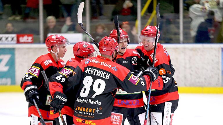 Seine Blockkollegen freuen sich mit Hawks-Verteidiger Tomas Pribyl (Zweiter von rechts) über einen seiner bislang sieben Pflichtspieltreffer in dieser Saison. In den zwei Spitzenspielen gegen Dingolfing und Germering hofft der 23-Jährige auf weitere Erfolge. Seine Blockkollegen freuen sich mit Hawks-Verteidiger Tomas Pribyl (Zweiter von rechts) über einen seiner bislang sieben Pflichtspieltreffer in dieser Saison. In den zwei Spitzenspielen gegen Dingolfing und Germering hofft der 23-Jährige auf weitere Erfolge.