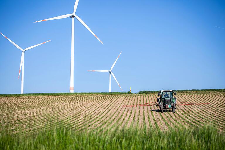 Bei Brünnstadt drehen sich seit zehn Jahren drei Windräder. Die zwischen Frankenwinheim und Lülsfeld geplanten Anlagen würden gut 30 Meter höher in den Himmel ragen. Bei Brünnstadt drehen sich seit zehn Jahren drei Windräder. Die zwischen Frankenwinheim und Lülsfeld geplanten Anlagen würden gut 30 Meter höher in den Himmel ragen.