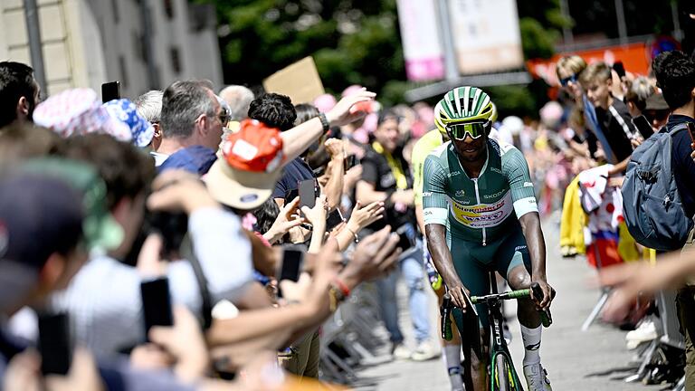 Tour de France - Nach seinem Sturz kann Biniam Girmay die 111. Tour de France fortsetzen. Tour de France - Nach seinem Sturz kann Biniam Girmay die 111. Tour de France fortsetzen.