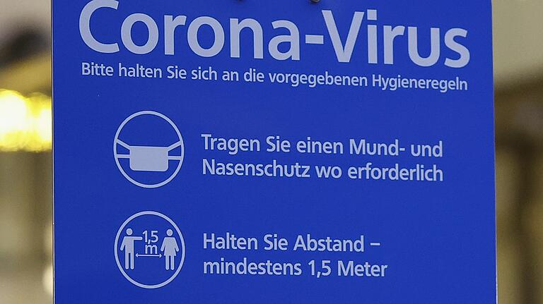 Hinweisschild zu den AHA-Regeln in der Schweinfurter Innenstadt.