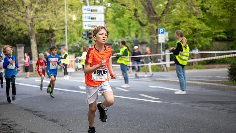 Beim Bambinilauf laufen Kinder bis Jahrgang 2013 und jünger die Strecke an der Residenz von 1 Kilometer.