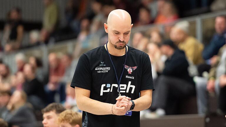 Trainer Florian Hauck vom HSC Bad Neustadt wetterte nach der Niederlage in Helmbrechts über die Schiedsrichter-Leistung, ging aber auch mit seiner Mannschaft hart ins Gericht. Trainer Florian Hauck vom HSC Bad Neustadt wetterte nach der Niederlage in Helmbrechts über die Schiedsrichter-Leistung, ging aber auch mit seiner Mannschaft hart ins Gericht.