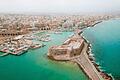 Heraklion von oben: Kretas Hauptstadt bietet viele Sehenswürdigkeiten und ist auch in der Nebensaison ein lohnenswertes Ausflugsziel für Touristen. Foto: Discovergreece.com/dpa-tmn       -  Heraklion von oben. Ein neuer Flughafen nahe Kretas Hauptstadt soll Touristen künftig auf die Insel bringen.