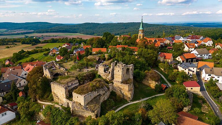 Der Tourismus spült Geld in die Kassen: Hier die Ruine Altenstein aus Drohnen-Sicht.