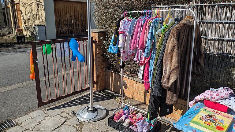 Das Angebot umfasste Kleidung für Kinder und Erwachsene, Spielzeug und vieles mehr. Luftballons kennzeichneten die teilnehmenden Höfe.