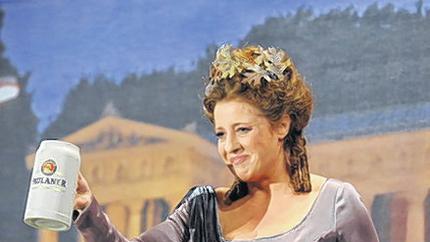 Luise Kinseher: Mama Bavaria ist kritisch, aber gutherzig. Luise Kinseher: Mama Bavaria ist kritisch, aber gutherzig.