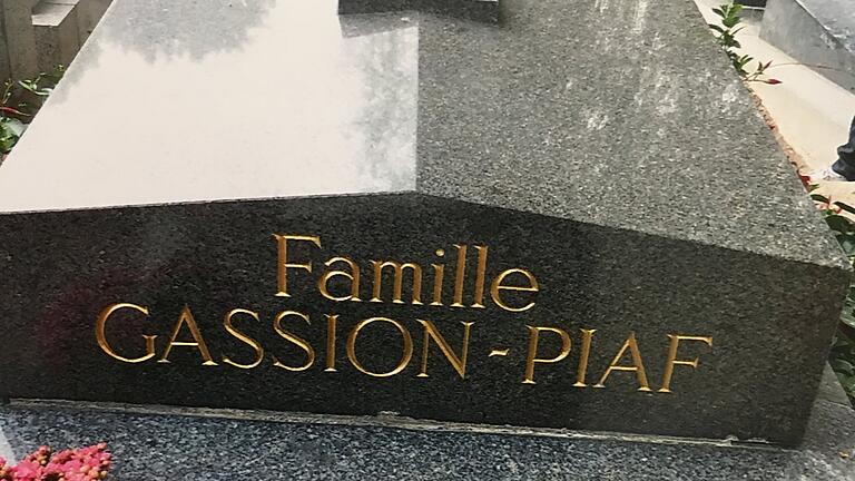 In Paris: Hier liegt Édith Piaf begraben. In Paris: Hier liegt Édith Piaf begraben.