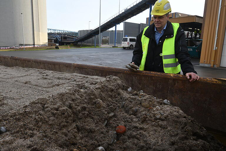 20 bis 25 Tonnen Sand und Steine werden täglich mit den Rüben in die Fabrik geliefert und automatisch aussortiert, erläutert Werkleiter Stefan Mondel. Damit dabei möglichst wenig fruchtbarer Boden verloren geht, hat das Werk in eine neue Waschanlage investiert. 20 bis 25 Tonnen Sand und Steine werden täglich mit den Rüben in die Fabrik geliefert und automatisch aussortiert, erläutert Werkleiter Stefan Mondel. Damit dabei möglichst wenig fruchtbarer Boden verloren geht, hat das Werk in eine neue Waschanlage investiert. 