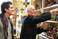 Der Proudzent Oskar Cofre (links) ist zu Besuch im Torhausladen in Münsterschwarzach, wo seine Erzeugnisse verkauft werden.