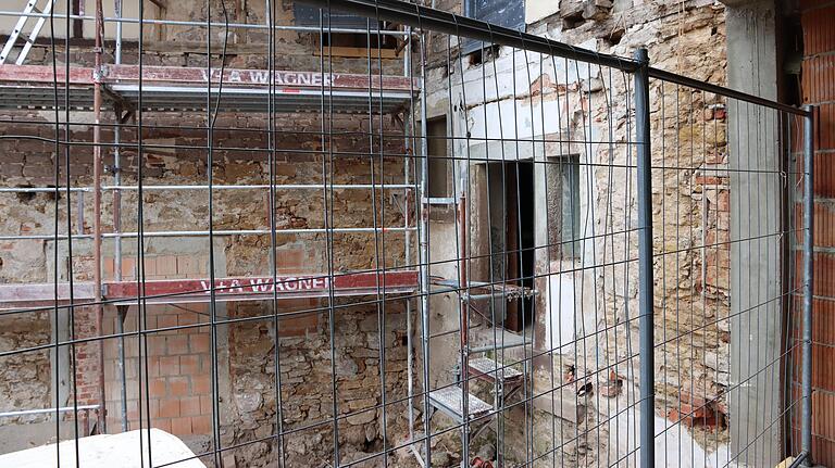 Blick vom Neubau auf den künftigen Eingang des Gemeindezentrums 'Schwarzer Adler' vom Innenhof aus. Blick vom Neubau auf den künftigen Eingang des Gemeindezentrums 'Schwarzer Adler' vom Innenhof aus.