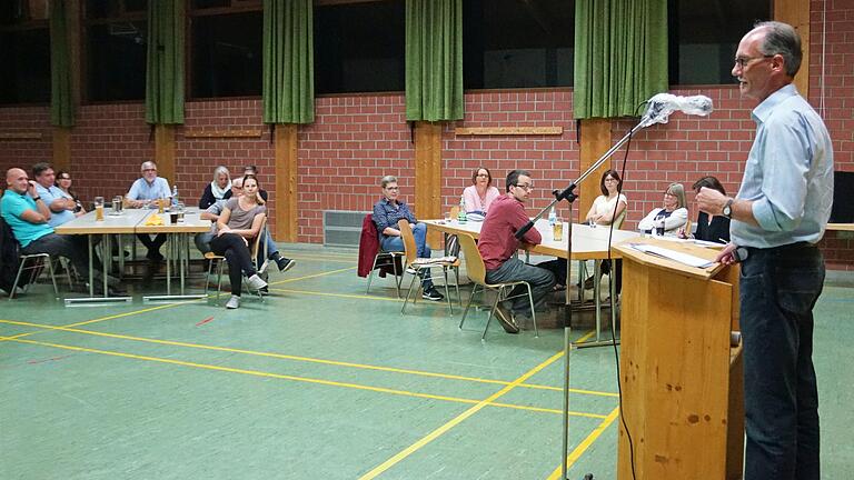 Diesmal fand die Versammlung der DJK-TG Hausen mit Vereinsvorstand Siegmar Treffny statt im Frühjahr erst im Herbst und in der weitläufigen Jahnhalle statt.&nbsp;