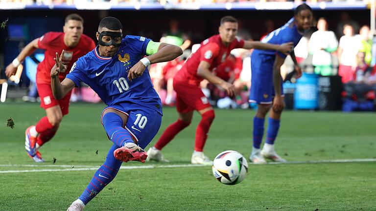 1:0 - Starstürmer Mbappé traf per Strafstoß zum 1:0. 1:0 - Starstürmer Mbappé traf per Strafstoß zum 1:0.