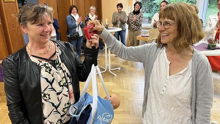 Übergabe eines wichtigen „Arbeitsgeräts“: Christine Göhring (rechts) überreicht eine Baby-Federwaage an ihre Nachfolgerin Heike Dannenmann. Übergabe eines wichtigen „Arbeitsgeräts“: Christine Göhring (rechts) überreicht eine Baby-Federwaage an ihre Nachfolgerin Heike Dannenmann.