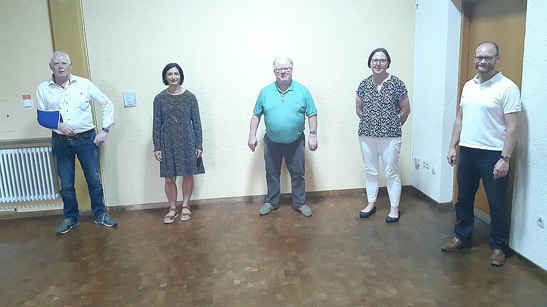 Im Bild die Vorstandschaft (von links): 2. Vorsitzender Horst Fambach, Pflegedienstleiterin Heike Nebes, Vorsitzender Dr. Michael Wahler, Kassiererin Karina Schäfer und Schriftführer Stefan Roßkopf