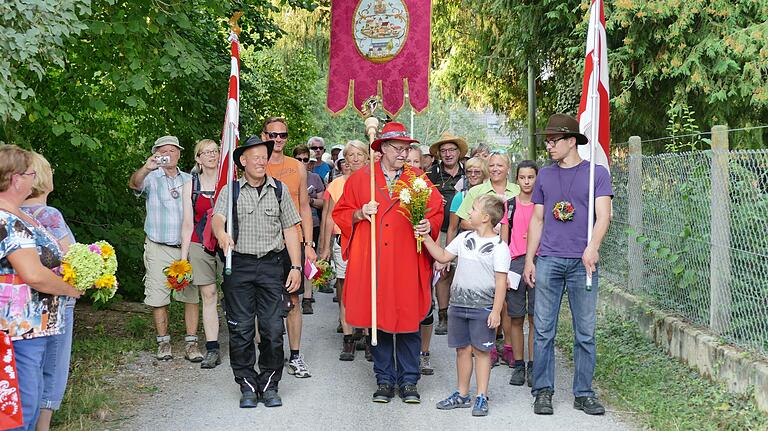 Der Wallfahrtsführer wird bei der Rückkehr in Arnstein mit mit einem Blumenstrauß begrüßt. Das Bild ist aus dem Jahr 2018. Der Wallfahrtsführer wird bei der Rückkehr in Arnstein mit mit einem Blumenstrauß begrüßt. Das Bild ist aus dem Jahr 2018.