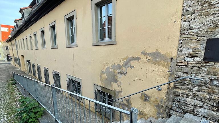 Die Feuchtigkeit hat von dem Gebäude in der Landwehrstraße Besitz ergriffen – und mit ihr kam der Schimmel. Die Feuchtigkeit hat von dem Gebäude in der Landwehrstraße Besitz ergriffen – und mit ihr kam der Schimmel.