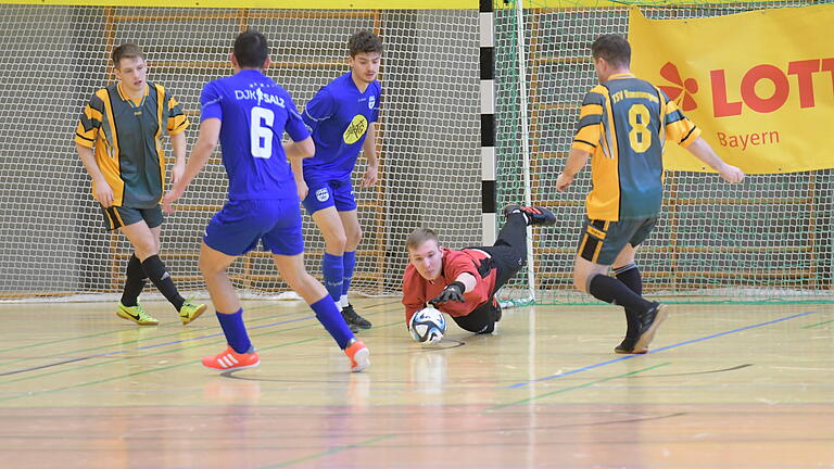 Der TSV Großbardorf ist Futsal-Kreismeister       -  Bis ins Halbfinale vorgestoßen war der FV Rannungen/Pfändhausen/Holzhausen (in gelb-grün). Unser Bild aus dem Spiel gegen die DJK Salz/Mühlbach zeigt eine Rettungstat von FV-Keeper Max Dittmann.
