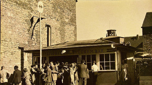 In einer Baracke in der Domstraße eröffnete Benito Vettori 1952 seine erste Eisdiele, die „Italienische Eiscrembar“. - In einer Baracke in der Domstraße eröffnete Benito Vettori 1952 seine erste Eisdiele, die „Italienische Eiscrembar“. In einer Baracke in der Domstraße eröffnete Benito Vettori 1952 seine erste Eisdiele, die „Italienische Eiscrembar“. - In einer Baracke in der Domstraße eröffnete Benito Vettori 1952 seine erste Eisdiele, die „Italienische Eiscrembar“.