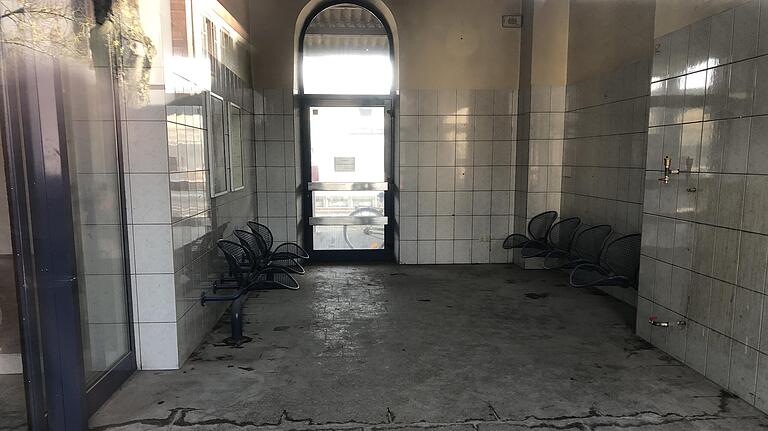 Sieht aktuell eher ungemütlich aus: der geschlossene Wartesaal im Karlstadter Bahnhofsgebäude. Sieht aktuell eher ungemütlich aus: der geschlossene Wartesaal im Karlstadter Bahnhofsgebäude.