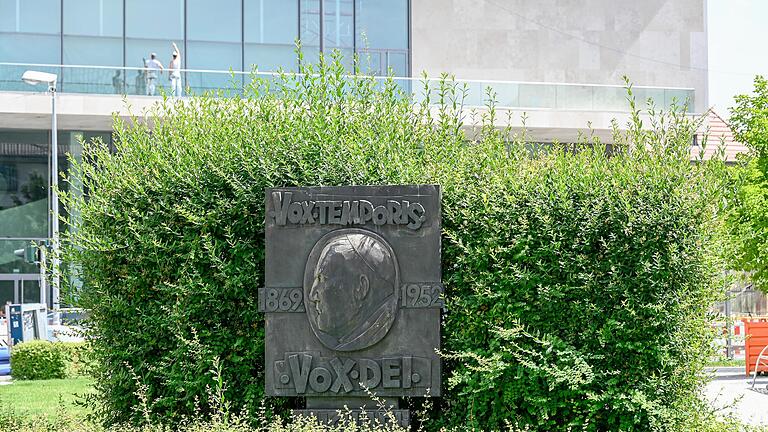 'Vox Temporis - Vox Dei' (Stimme der Zeit - Stimme Gottes) lautete der Wahlspruch Michael Faulhabers als Bischof von Speyer (1911-1917) und als Erzbischof von München und Freising (1917-1952). Das Denkmal am Kardinal-Faulhaber-Platz in Würzburg wurde 1982 eingeweiht. 'Vox Temporis - Vox Dei' (Stimme der Zeit - Stimme Gottes) lautete der Wahlspruch Michael Faulhabers als Bischof von Speyer (1911-1917) und als Erzbischof von München und Freising (1917-1952). Das Denkmal am Kardinal-Faulhaber-Platz in Würzburg wurde 1982 eingeweiht.