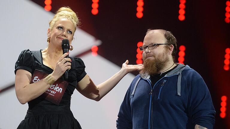Historischer Fernsehmoment am 5. März 2015 in Hannover: Sänger Andreas Kümmert aus Gemünden (Lkr. Main-Spessart) gewinnt den deutschen Vorentscheid beim Eurovision Song Contest, nimmt die Wahl aber nicht an. Mit im Bild Moderatorin Barbara Schöneberger.