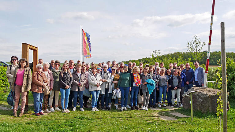 Die Reisegruppe aus Úrkút und ihre Gastgeber aus Oberpleichfeld am Mittelpunkt der EU in Gadheim. Rechts Bürgermeister Jürgen Götz aus Veitshöchheim. Die Reisegruppe aus Úrkút und ihre Gastgeber aus Oberpleichfeld am Mittelpunkt der EU in Gadheim. Rechts Bürgermeister Jürgen Götz aus Veitshöchheim.