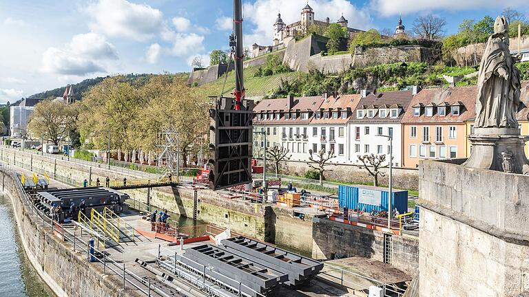 Zu Beginn der Bauarbeiten am 10. April wurde das alte Schleusentor in Würzburg entfernt. Zu Beginn der Bauarbeiten am 10. April wurde das alte Schleusentor in Würzburg entfernt.